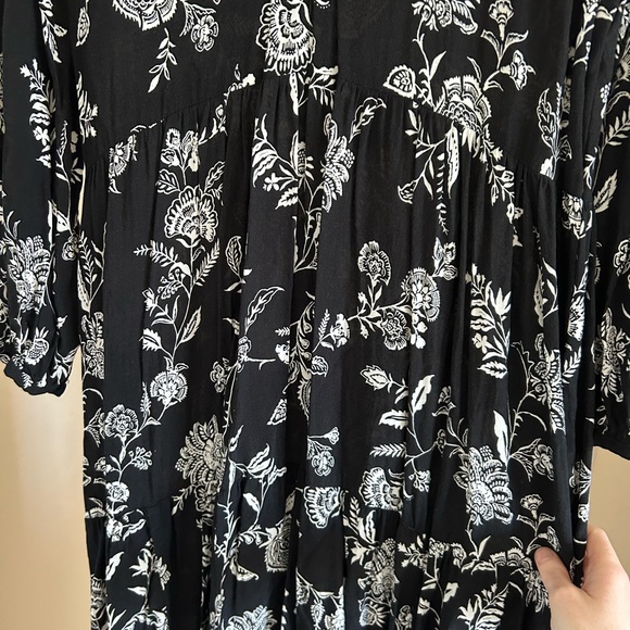Old Navy Black and White Floral Long Sleeve Dress - Picture 3 of 5